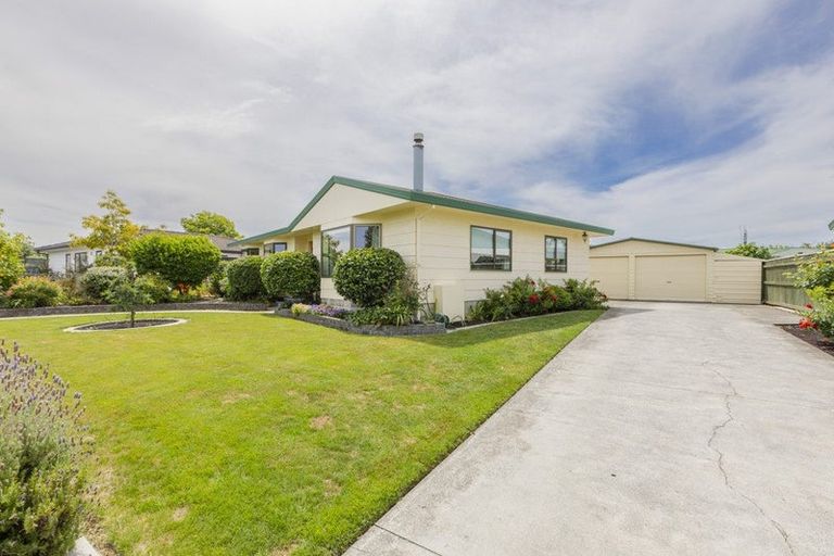 Photo of property in 9 Deakin Place, Clive, 4102