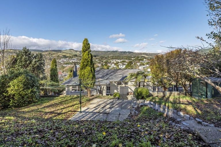 Photo of property in 15a Romney Square, Tawa, Wellington, 5028
