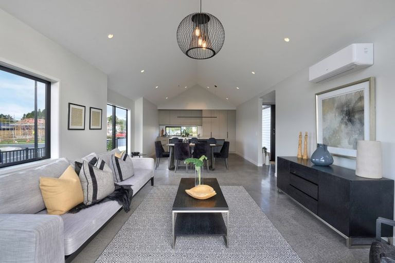 Photo of property in 38 Vinistra Road, Kumeu, 0810