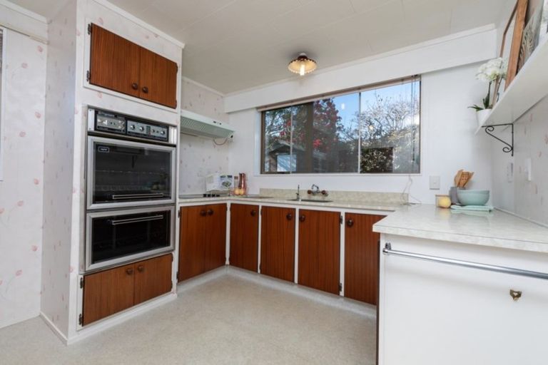 Photo of property in 1 Rewarewa Crescent, Waikanae, 5036