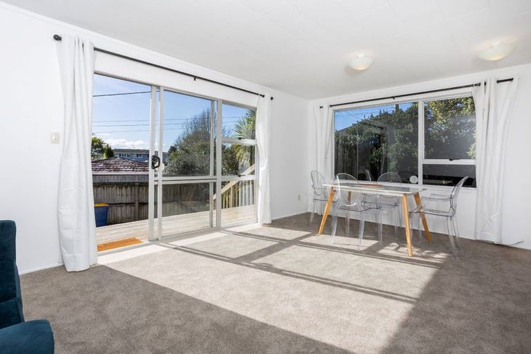 Photo of property in 2/811a Te Atatu Road, Te Atatu Peninsula, Auckland, 0610
