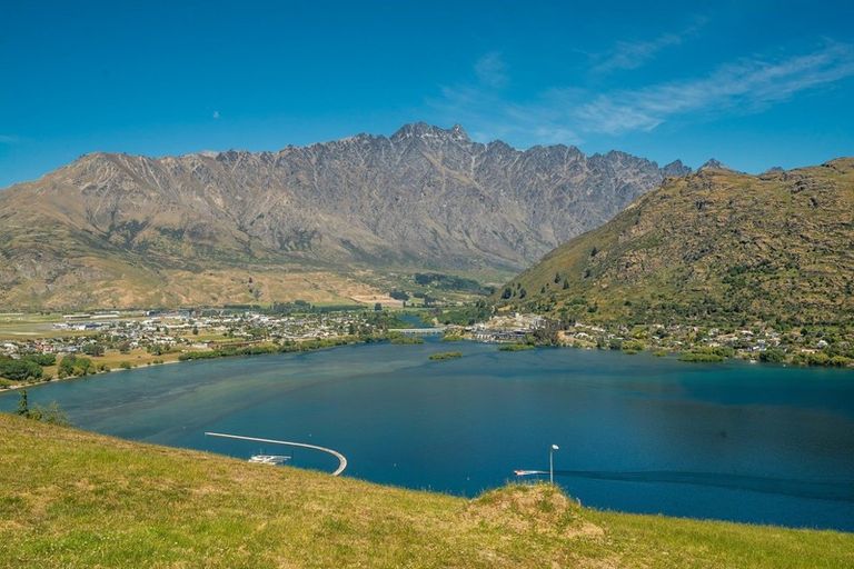 Photo of property in 8 Florence Close, Queenstown Hill, Queenstown, 9300