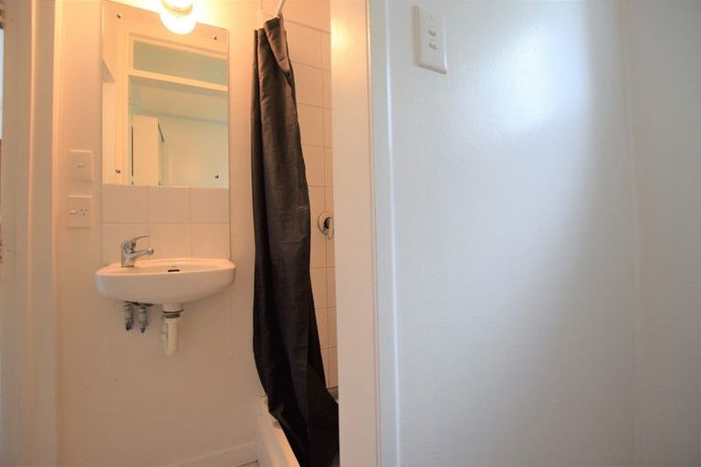 Photo of property in 19a Cleve Road, Green Bay, Auckland, 0604