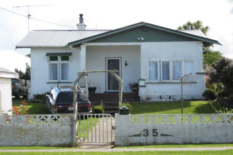 Photo of property in 35 Manuka Street, Castlecliff, Whanganui, 4501