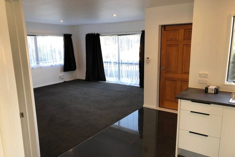 Photo of property in 1 Ryden Place, Glen Eden, Auckland, 0602