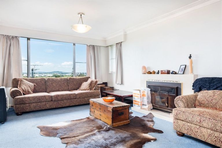 Photo of property in 1 Wakeling Avenue, Te Atatu South, Auckland, 0610