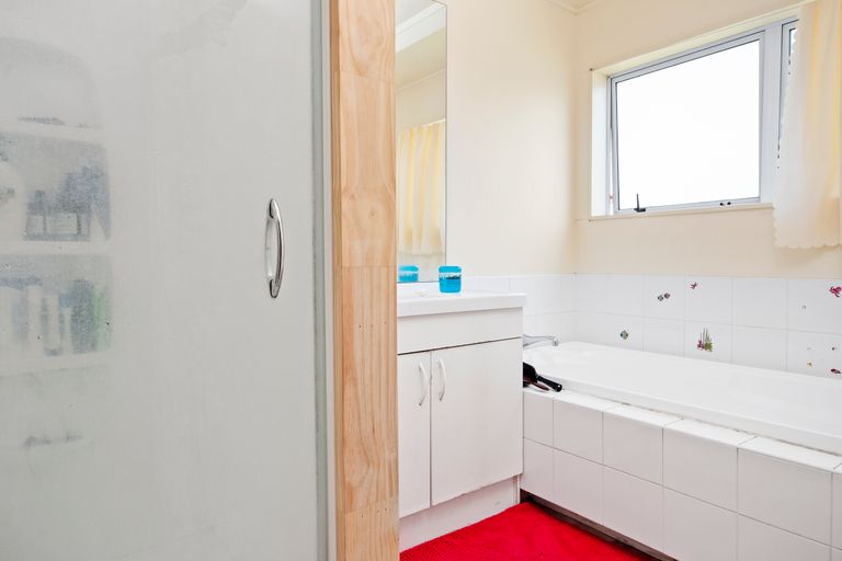 Photo of property in 104a Collingwood Road, Waiuku, 2123