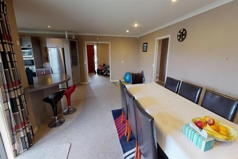 Photo of property in 19 Johnstone Drive, Fitzherbert, Palmerston North, 4410