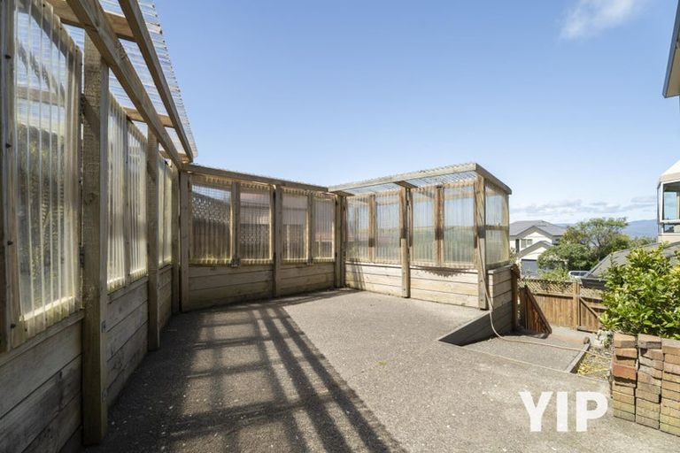 Photo of property in 16 Domett Street, Newlands, Wellington, 6037