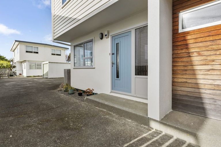Photo of property in 2/115 Queens Drive, Lyall Bay, Wellington, 6022