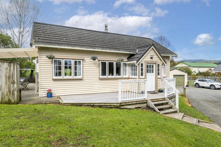 Photo of property in 8 Jervois Terrace, Ohau, 5570