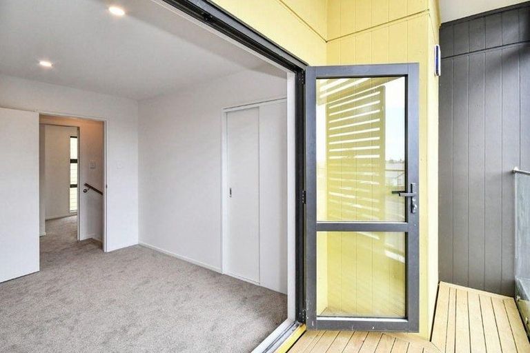 Photo of property in 2/3226 Great North Road, New Lynn, Auckland, 0600