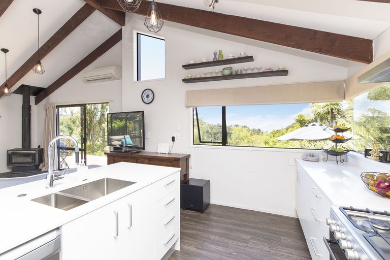 Photo of property in 692 South Titirangi Road, Titirangi, Auckland, 0604