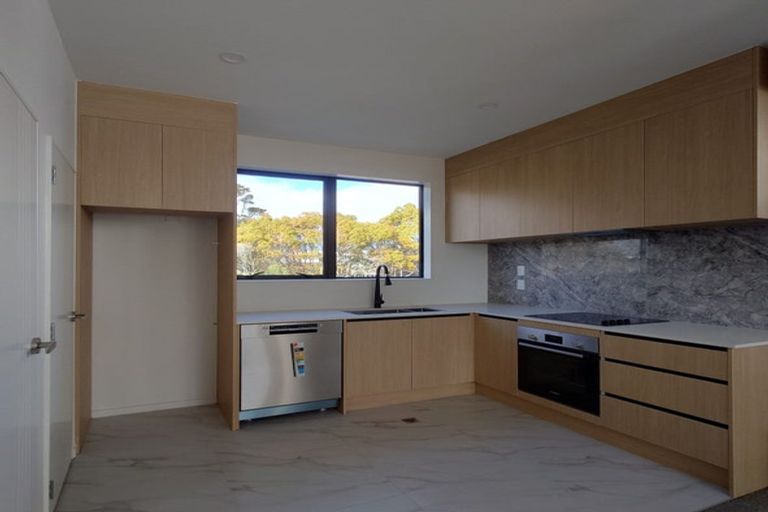 Photo of property in 5/113 Te Atatu Road, Te Atatu South, Auckland, 0610