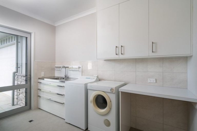 Photo of property in 30 Pukenamu Road, Rainbow Point, Taupo, 3330