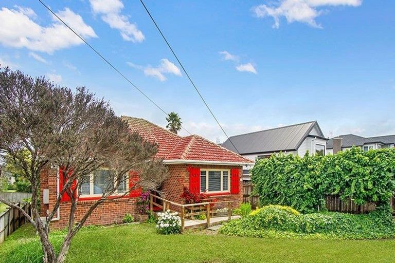 Photo of property in 33 St Michaels Avenue, Point Chevalier, Auckland, 1022