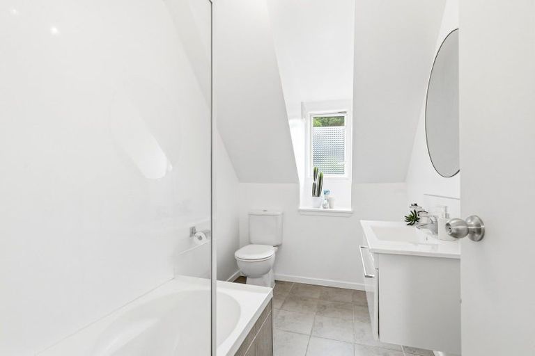 Photo of property in 2/39 Onslow Road, Khandallah, Wellington, 6035