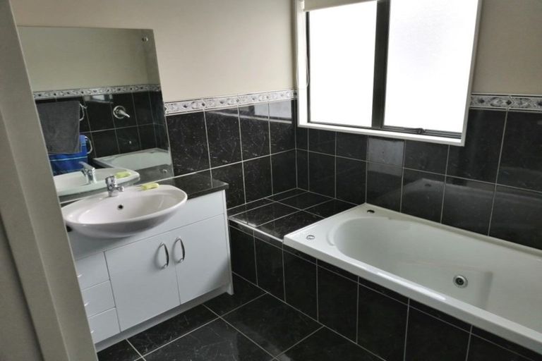 Photo of property in 21 Chadlington Avenue, Henderson, Auckland, 0612