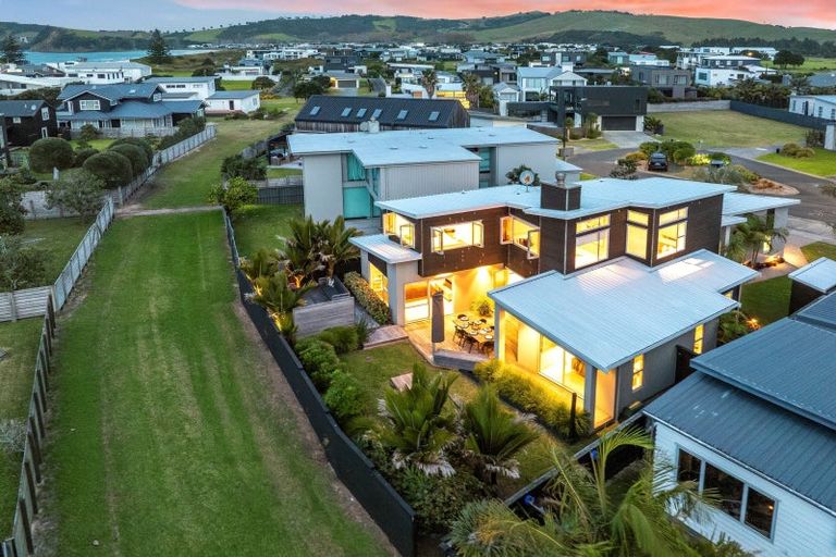 Photo of property in 11 Patiki Place, Omaha, 0986