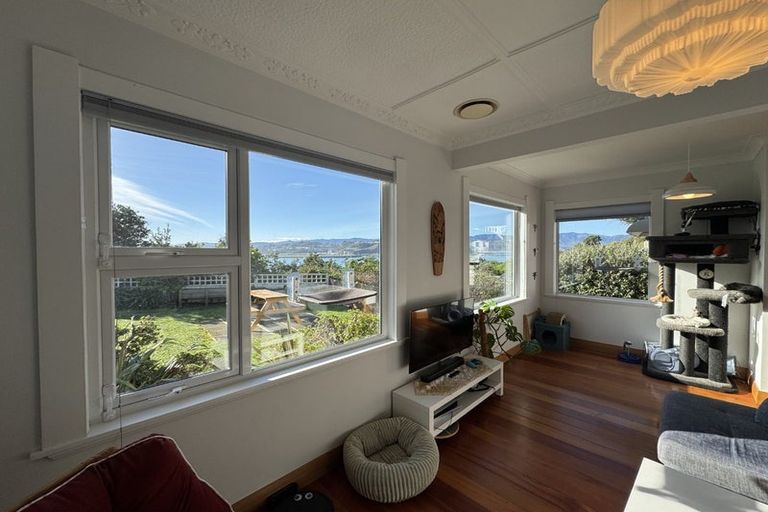 Photo of property in 16 Hungerford Road, Lyall Bay, Wellington, 6022