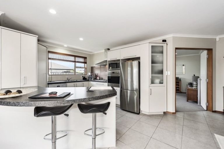 Photo of property in 18 Gibbston Close, Huntington, Hamilton, 3210