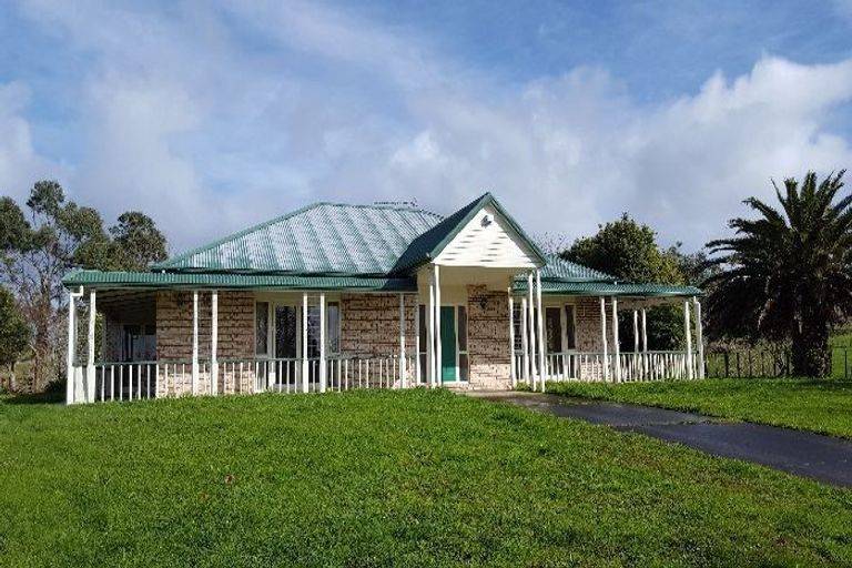 Photo of property in 400 Waitakere Road, Taupaki, Henderson, 0782