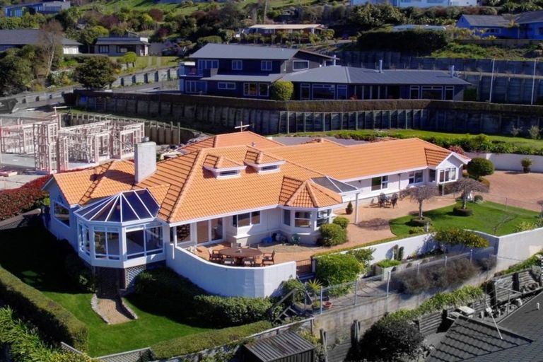 Photo of property in 2 Krissell Place, Acacia Bay, Taupo, 3330