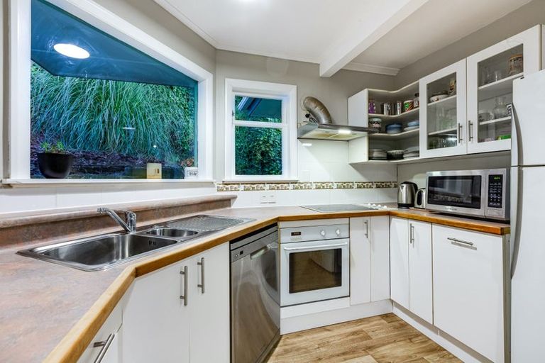 Photo of property in 15 Mana View Road, Paremata, Porirua, 5026