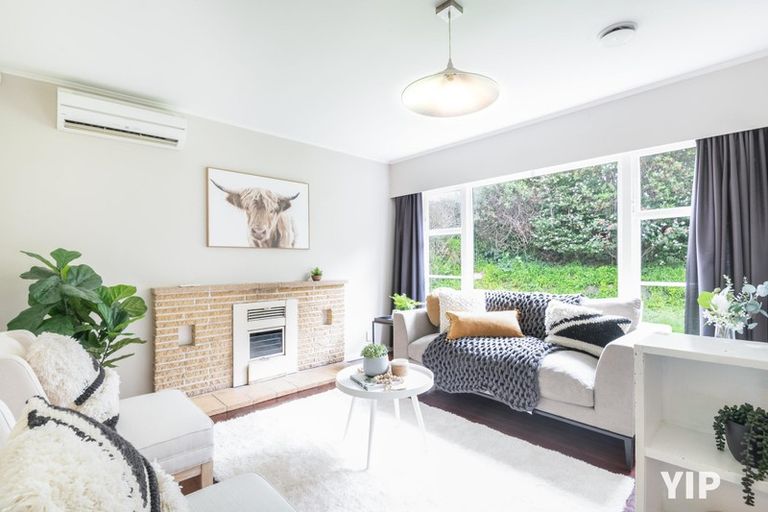 Photo of property in 27 Spenmoor Street, Newlands, Wellington, 6037