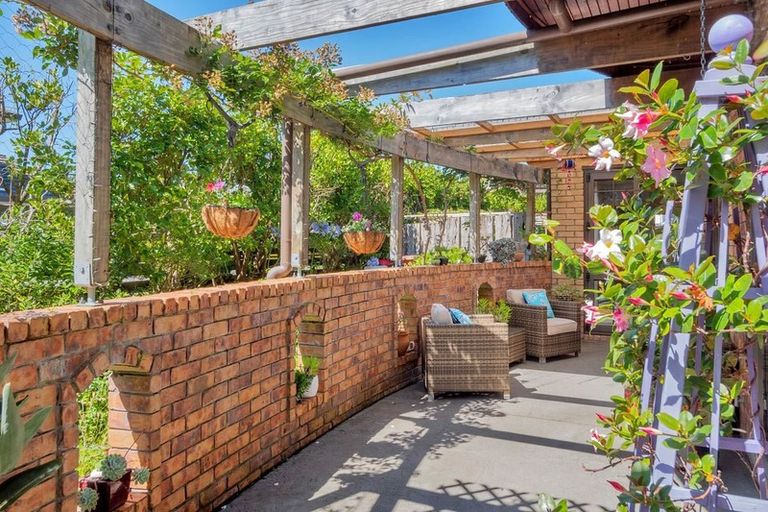 Photo of property in 21 South Kensington Way, Henderson, Auckland, 0612