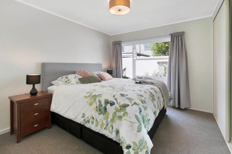 Photo of property in 17a St Michaels Avenue, Point Chevalier, Auckland, 1022
