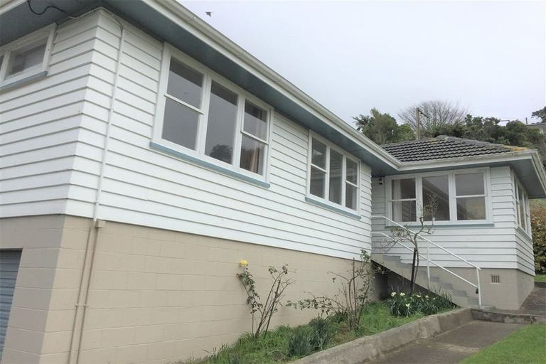 Photo of property in 143 Newlands Road, Newlands, Wellington, 6037
