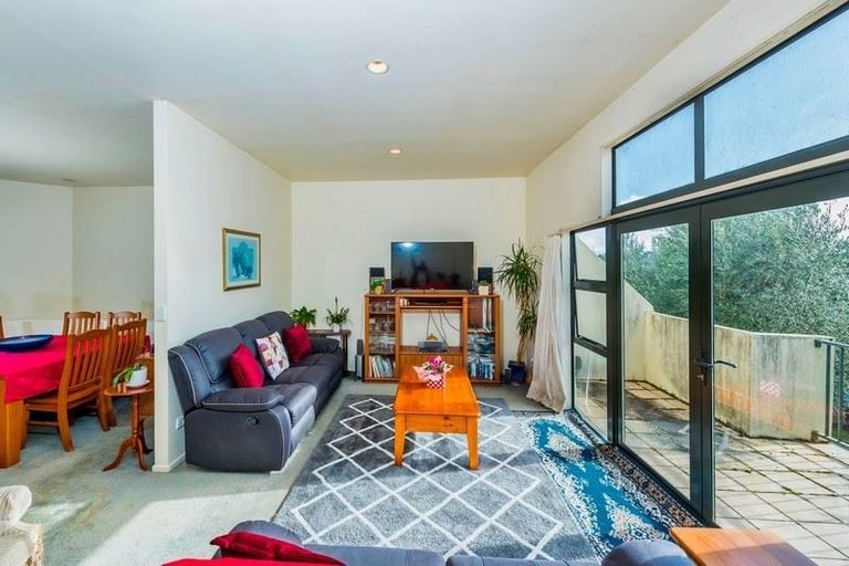 Photo of property in 1/62 Fernhill Way, Oteha, Auckland, 0632