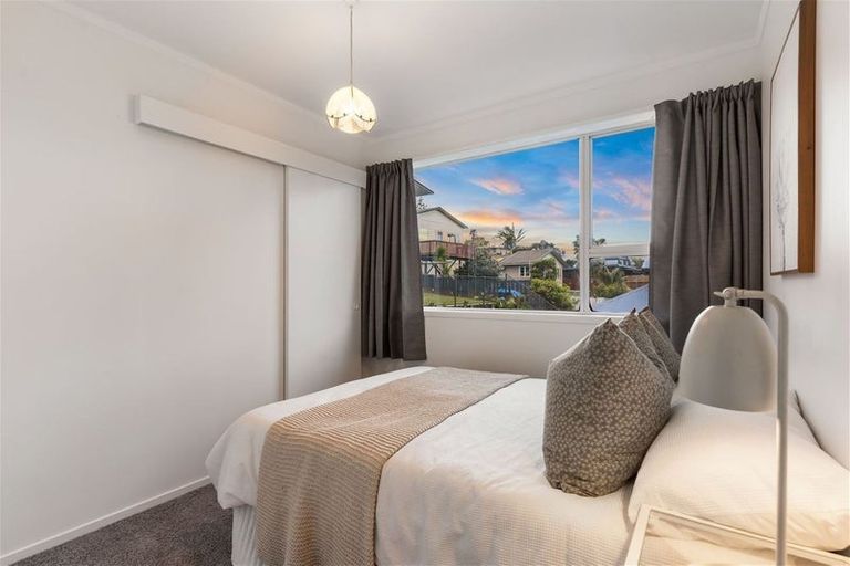 Photo of property in 2/18 Sealy Road, Torbay, Auckland, 0630