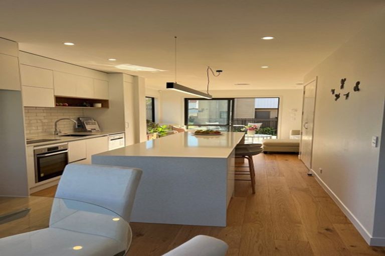 Photo of property in 11b Rangeview Road, Sunnyvale, Auckland, 0612