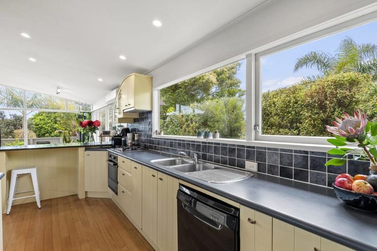 Photo of property in 2 Lyons Avenue, Murrays Bay, Auckland, 0630