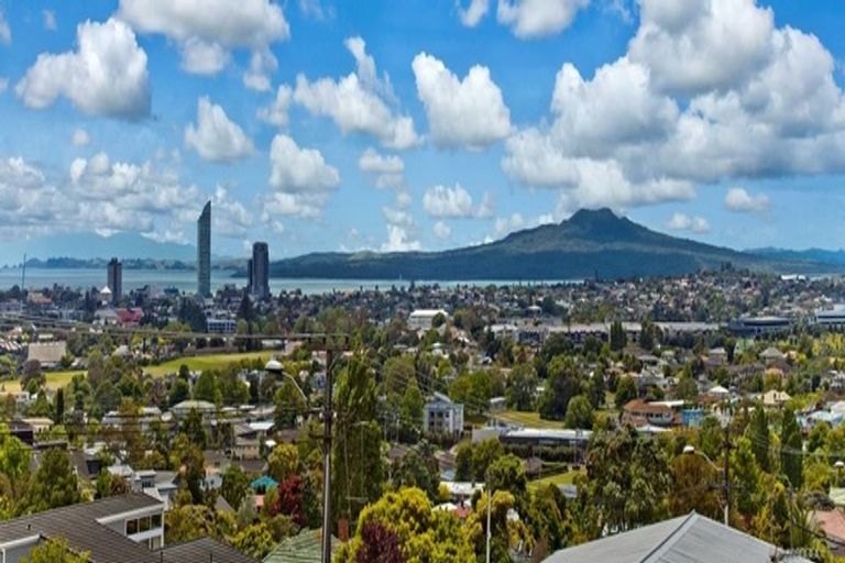 Photo of property in 92 Raleigh Road, Northcote, Auckland, 0627