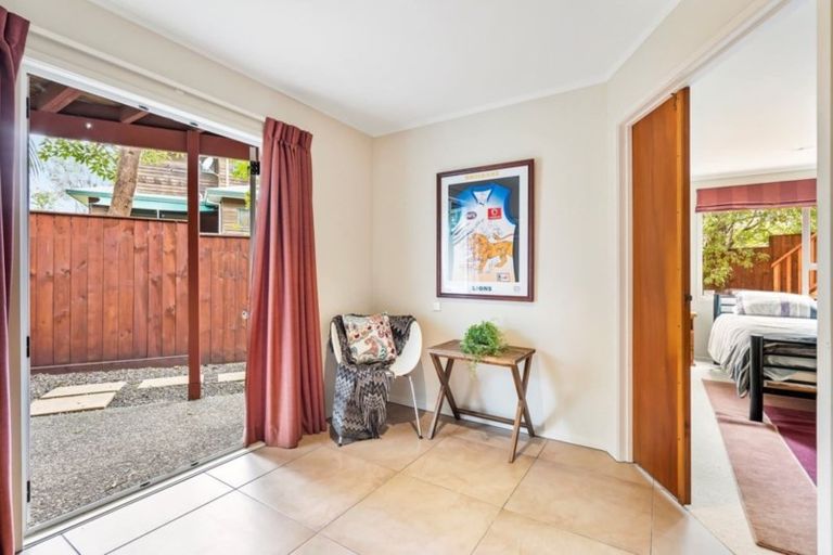 Photo of property in 2/154 Onewa Road, Northcote, Auckland, 0627