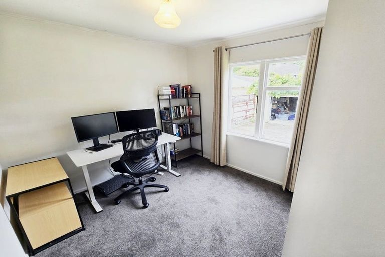 Photo of property in 18 Lowry Crescent, Stokes Valley, Lower Hutt, 5019