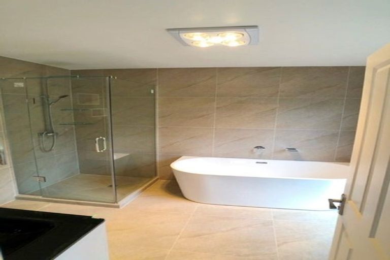 Photo of property in 8 Namsan Close, Fairview Heights, Auckland, 0632