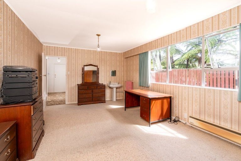 Photo of property in 1 Peterhouse Street, Tawa, Wellington, 5028