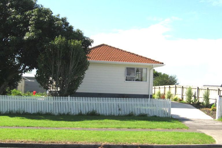 Photo of property in 80 Beach Road, Te Atatu Peninsula, Auckland, 0610
