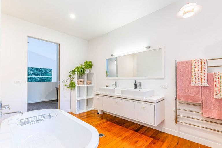 Photo of property in 16a Renata Crescent, Te Atatu Peninsula, Auckland, 0610