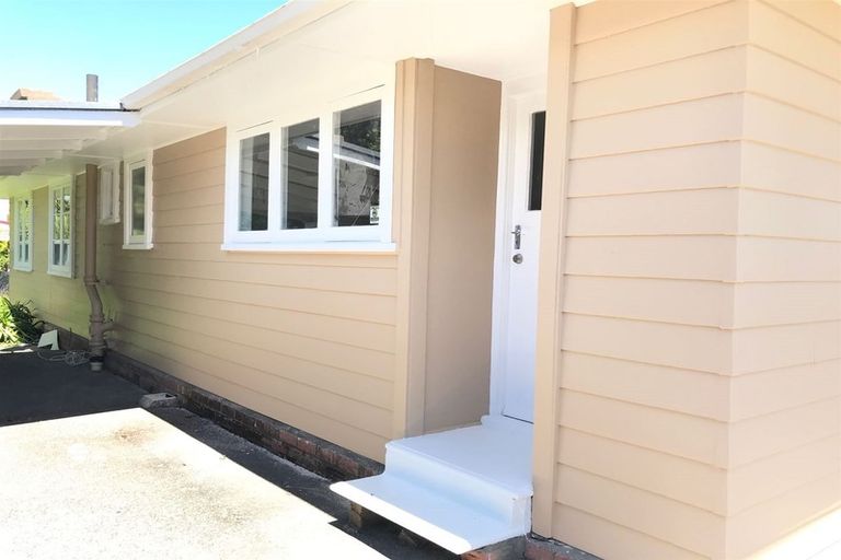 Photo of property in 2/40 Amberley Avenue, Te Atatu South, Auckland, 0610