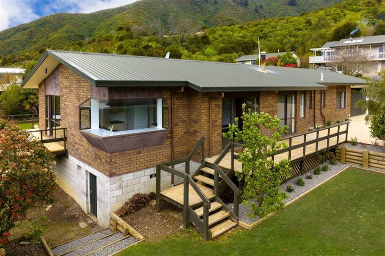 Photo of property in 12 Rimu Terrace, Waikawa, Picton, 7220