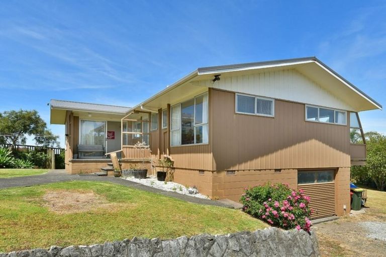 Photo of property in 113 Roberts Road, Matakatia, Whangaparaoa, 0930