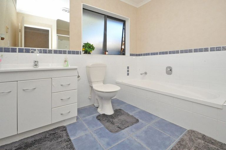 Photo of property in 219 Carnoustie Drive, Wattle Downs, Auckland, 2103