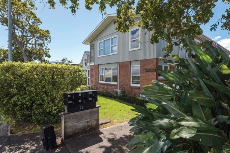 Photo of property in 1/221 Hurstmere Road, Takapuna, Auckland, 0622
