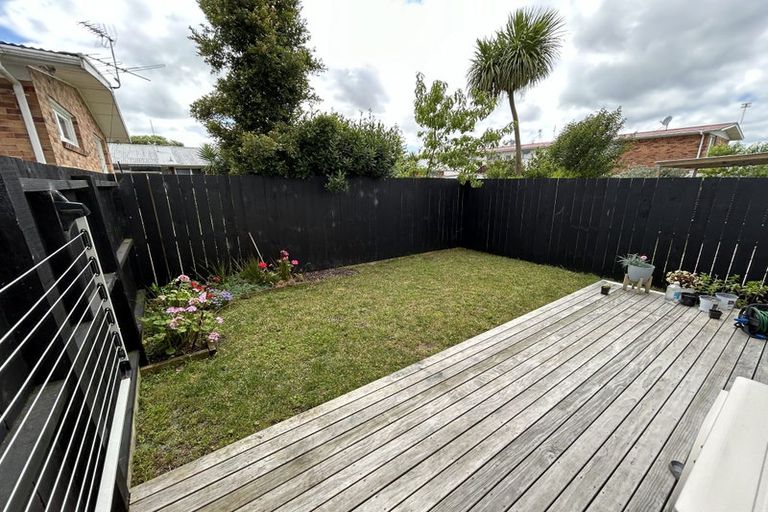 Photo of property in 5/30 West Coast Road, Glen Eden, Auckland, 0602