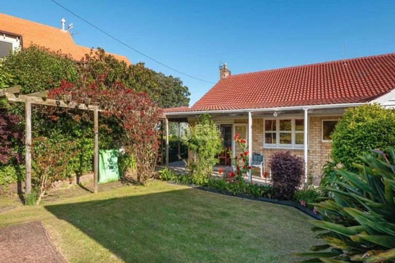 Photo of property in 5 Churchill Road, Murrays Bay, Auckland, 0630